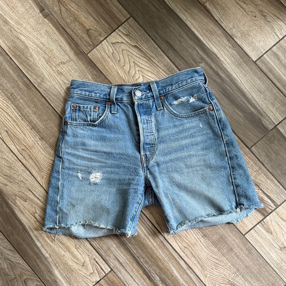 LEVIS MID THIGH SHORTS SIZE 24